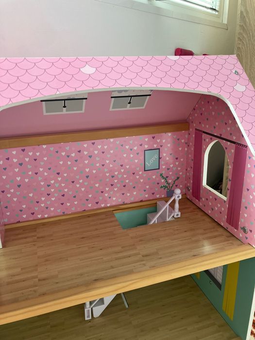 Къща за кукли с играчките към нея