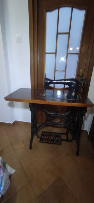 Vând Singer vechime 100 ani.