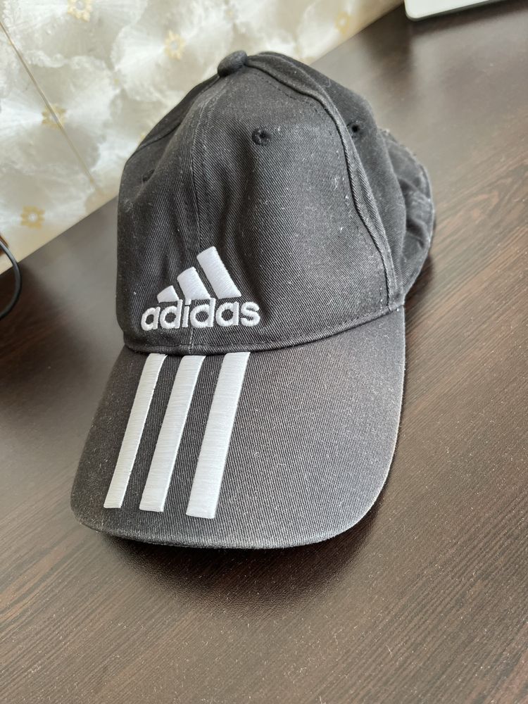Мъжки шапки Adidas и Jack Wolfskin