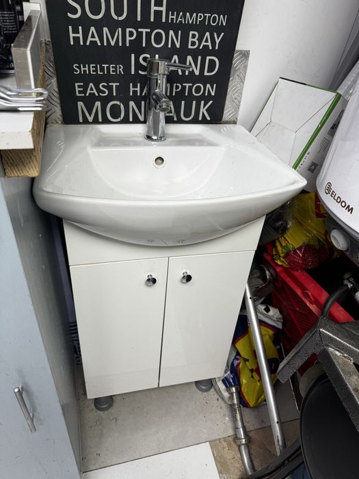 Шкаф с мивка,Батерия+меки връзки за вода.