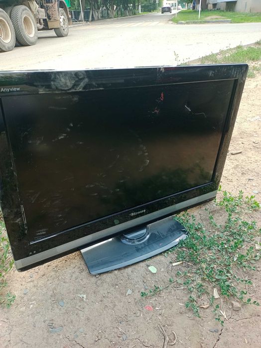 Продам телевизор LG  экран треснутый на запчасти адрес 6 мкр