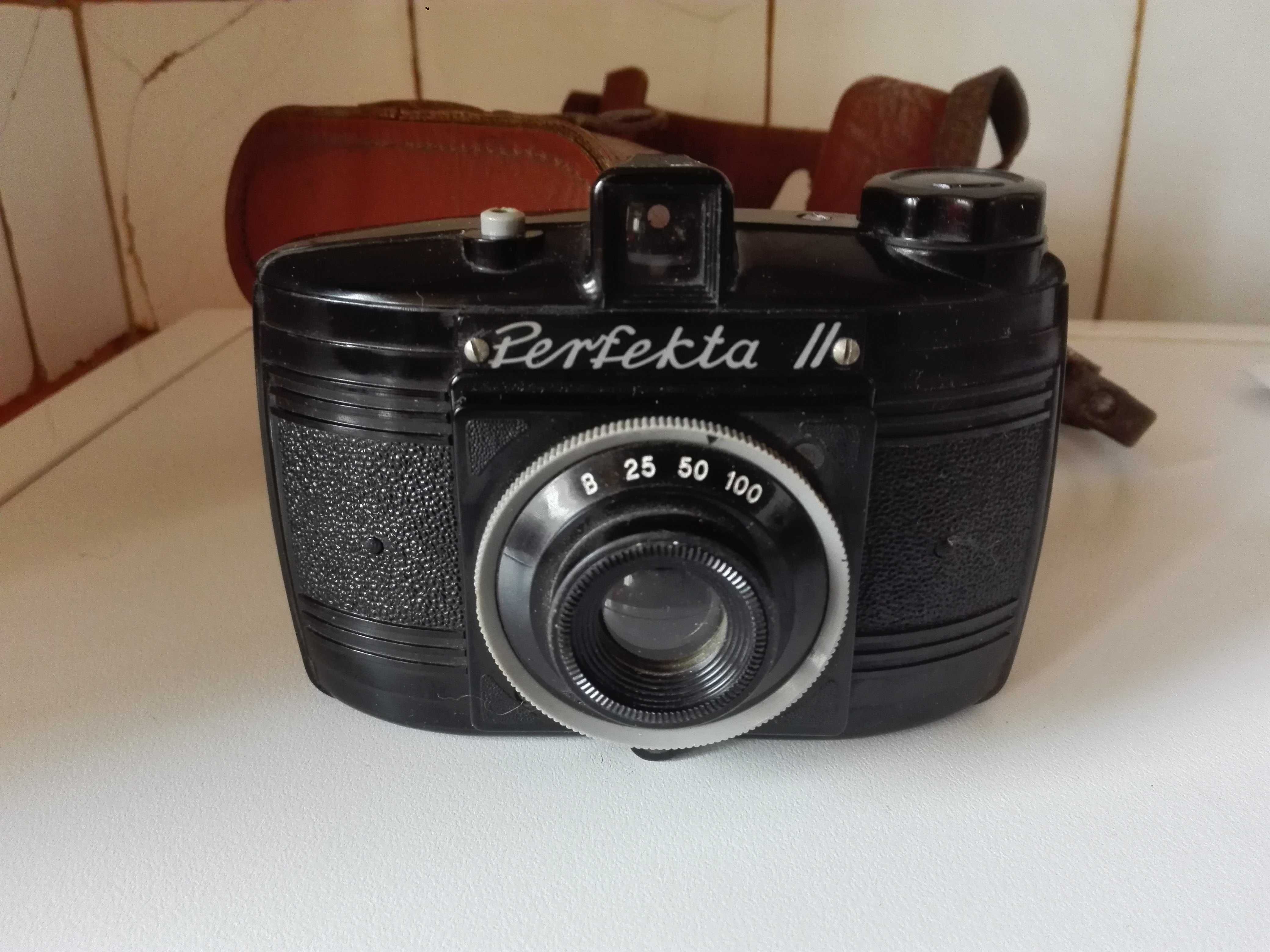 Фотоапарати Perfekta II  и Kodak Instamatic 25 Camera .