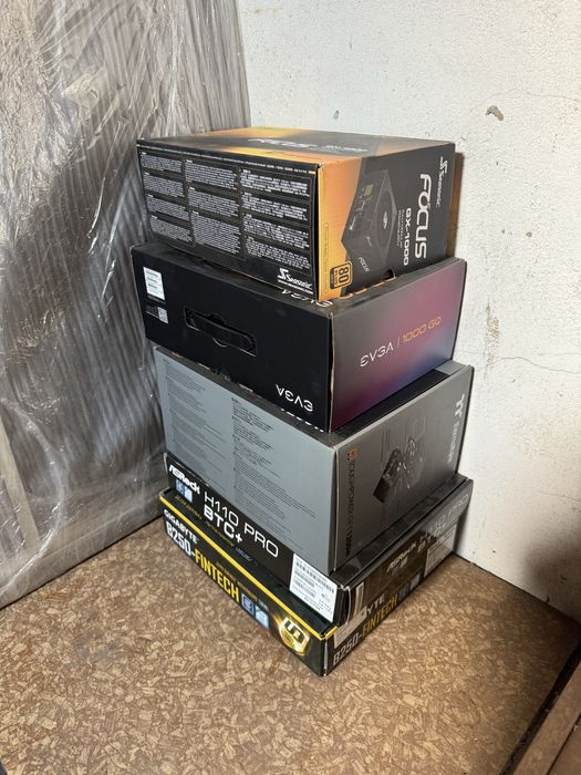 Дъно ASRock със 13 слота за видео карти