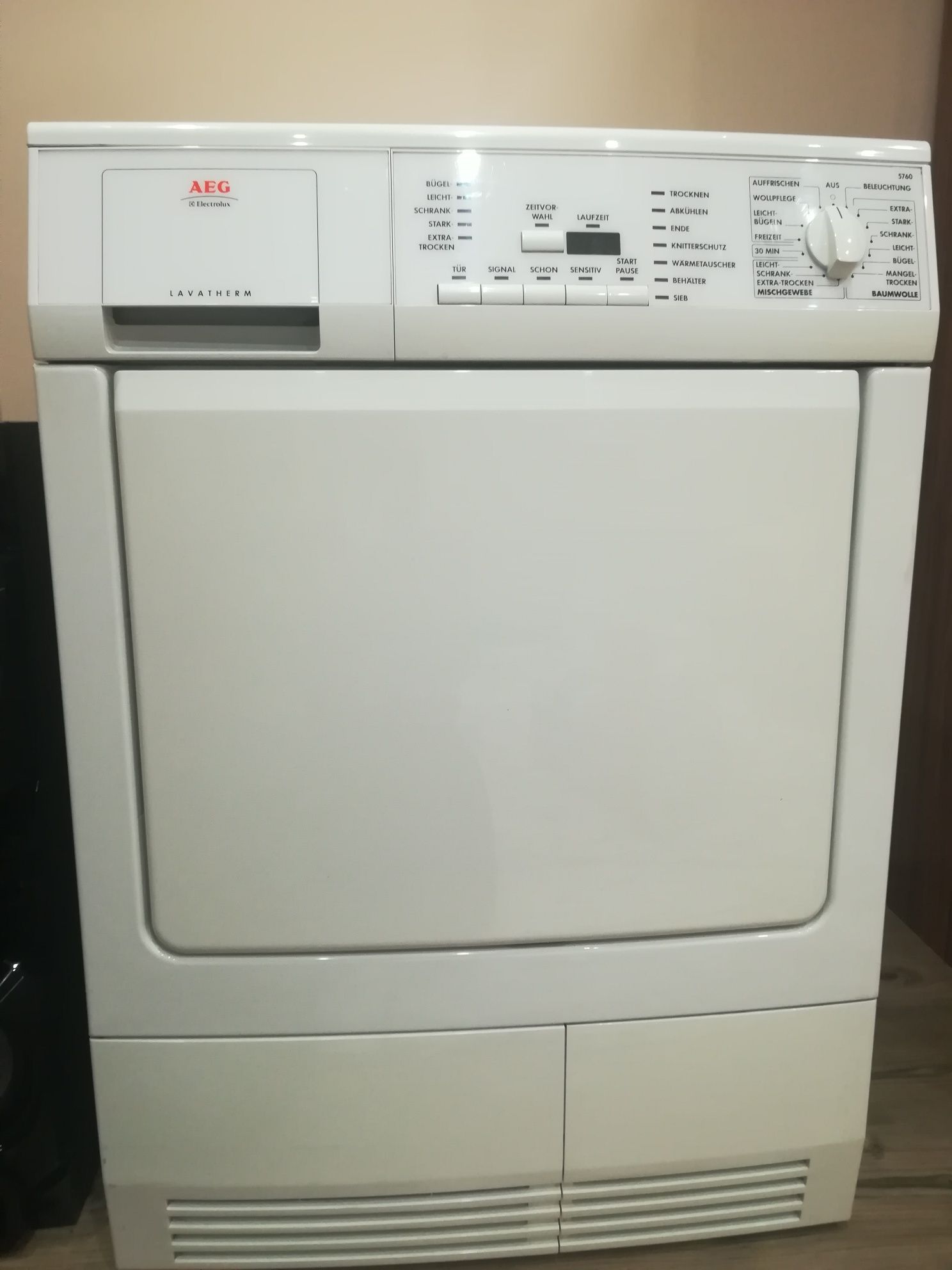 Продавам сушилня AEG