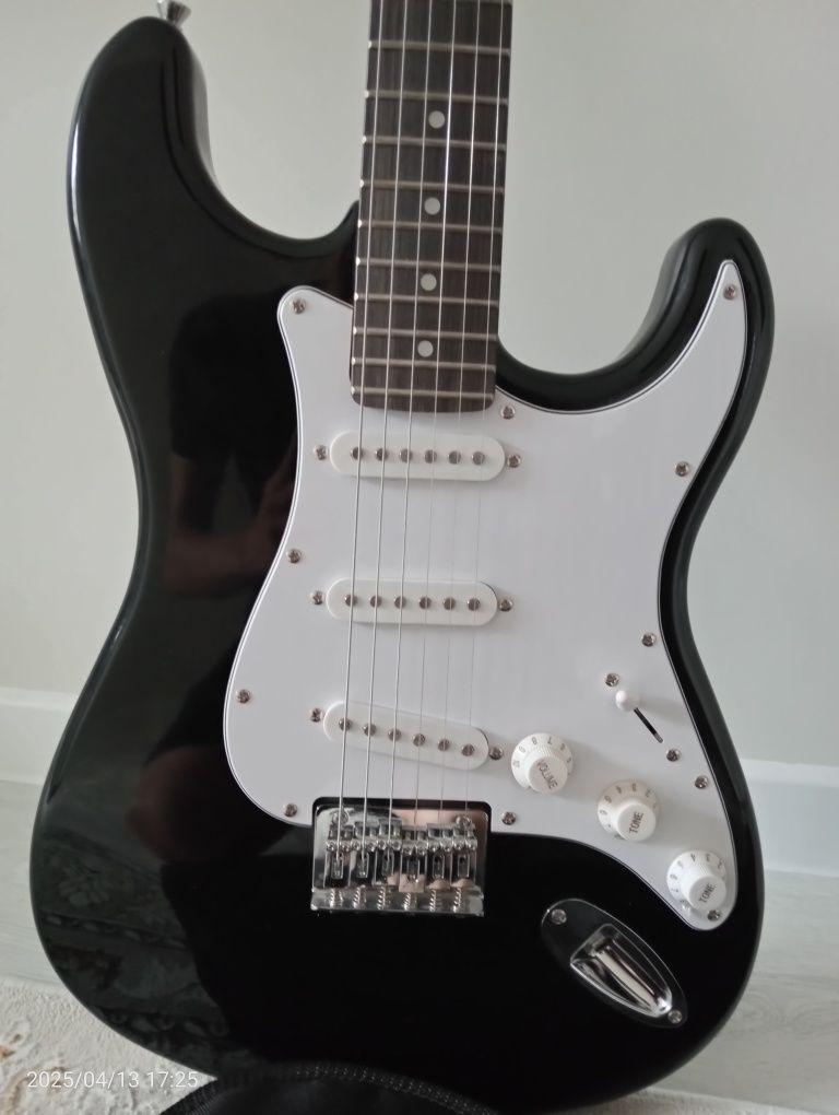 Электрогитара фирмы Squire by Fender
