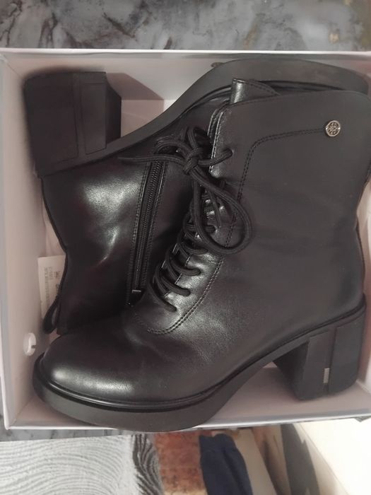 Дамски боти с цип и връзки