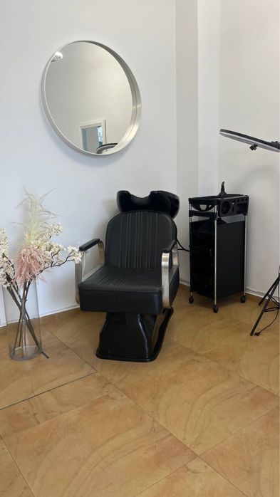 Фризьорски стол и мивка .
