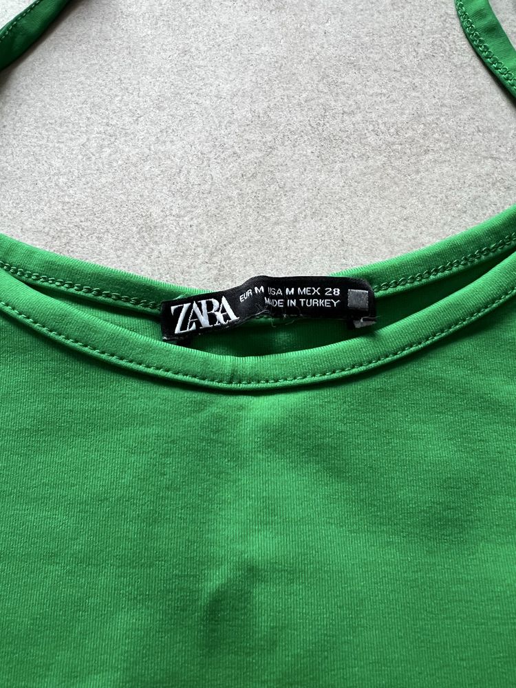 Потници Zara.