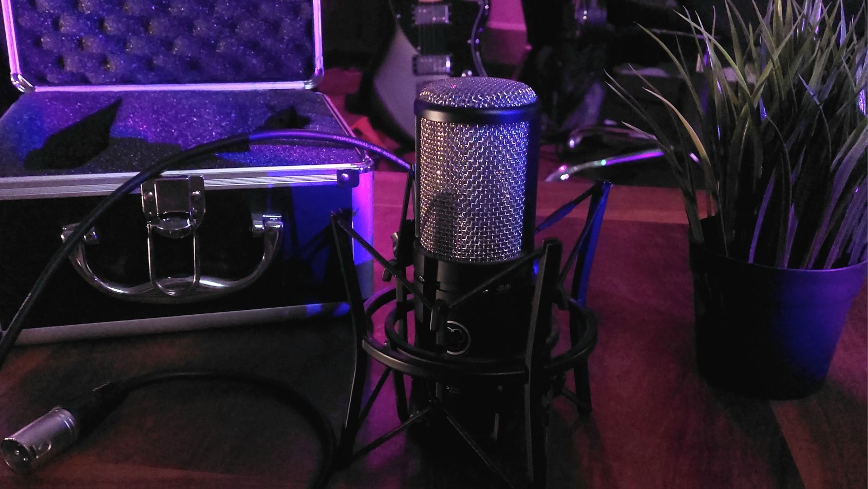 AKG P220 MKII кондензаторен микрофон с оригинален кейс