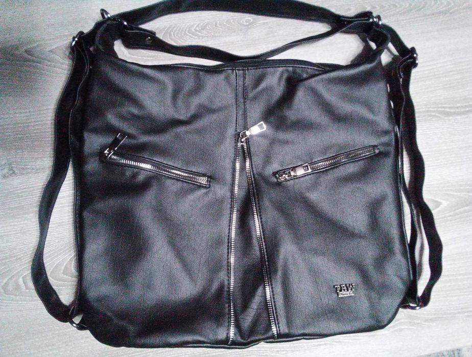 Дамска чанта и раничка в едно