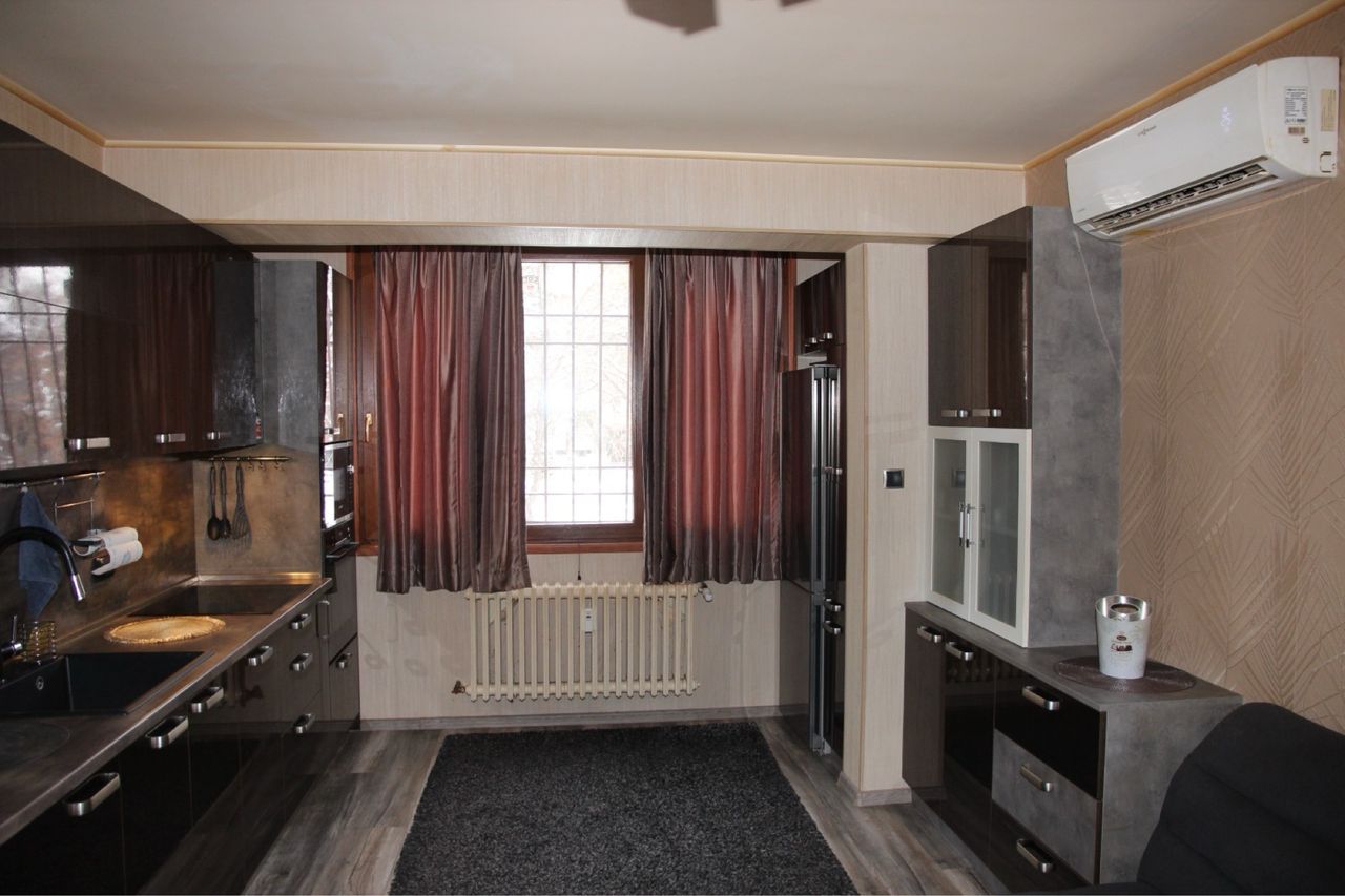 Продава се Тристаен апартамент в София, Толстой - 70 кв.м за 2266 €/кв.м - Снимка #1