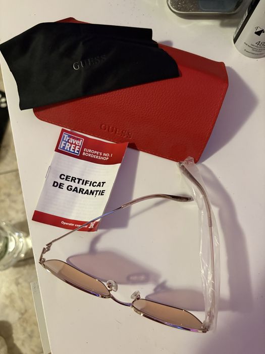 Ochelari de soare Guess.