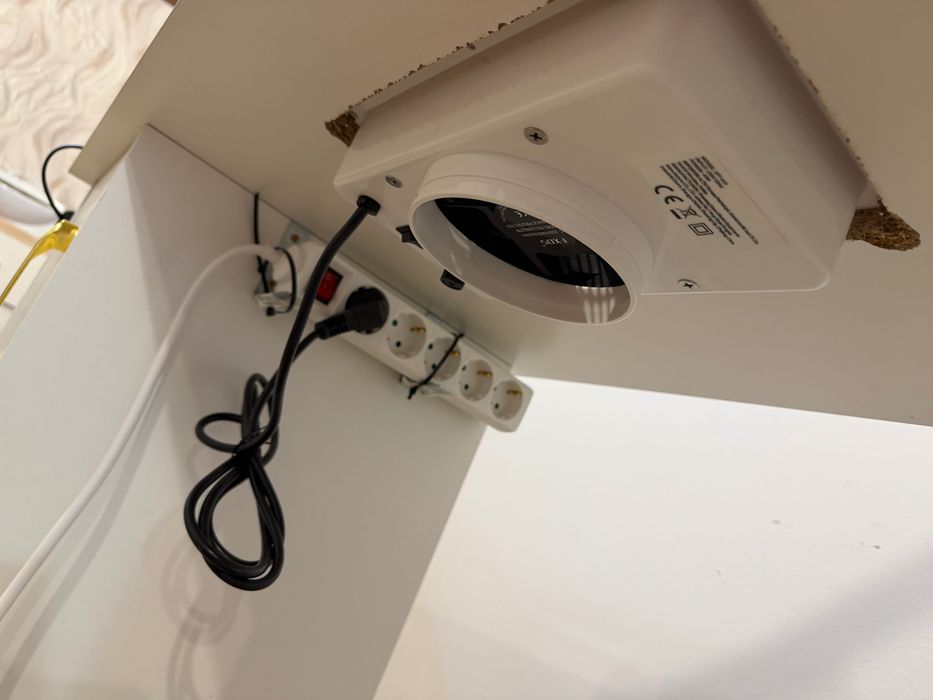 Бюро за маникюр чисто нов.