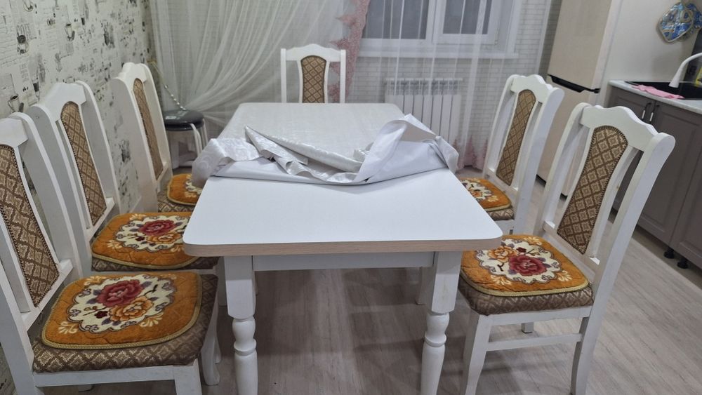 Стол со стульями