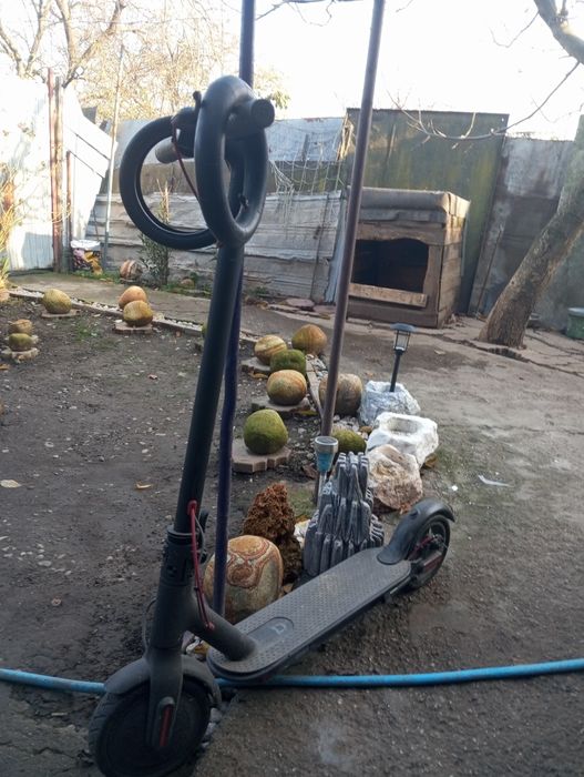 Vând trotineta Xiaomi baterie defectă.