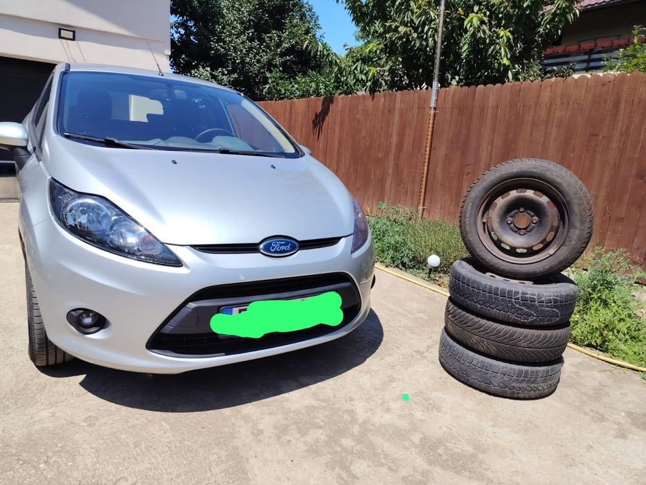 Vând Ford fiesta benzina