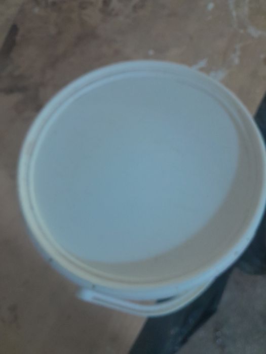 Vând foarte convenabil una găleată 3kg vopsea alba 30 lei