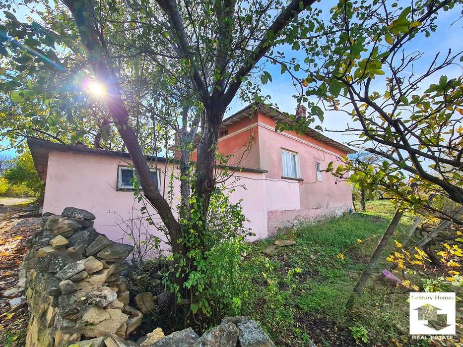 140329 Къща с равен двор и кладенец, в добро състояние, в с. Дъскот