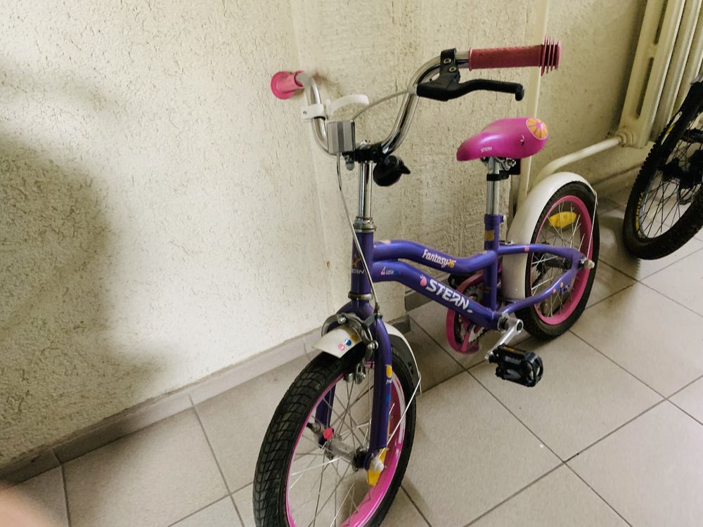 Розовый детский велосипед