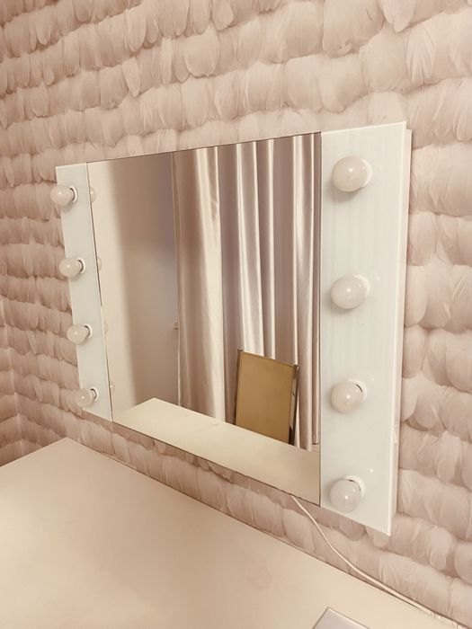 Продам  зеркало с подсветкой , в отличном состояние .