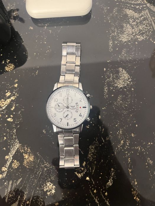 Vând ceas de mână argintiu mecanic