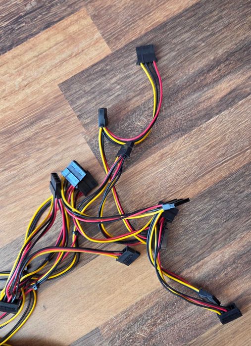 Захранване: T.F.SKYWINDINTL 2000W ATX