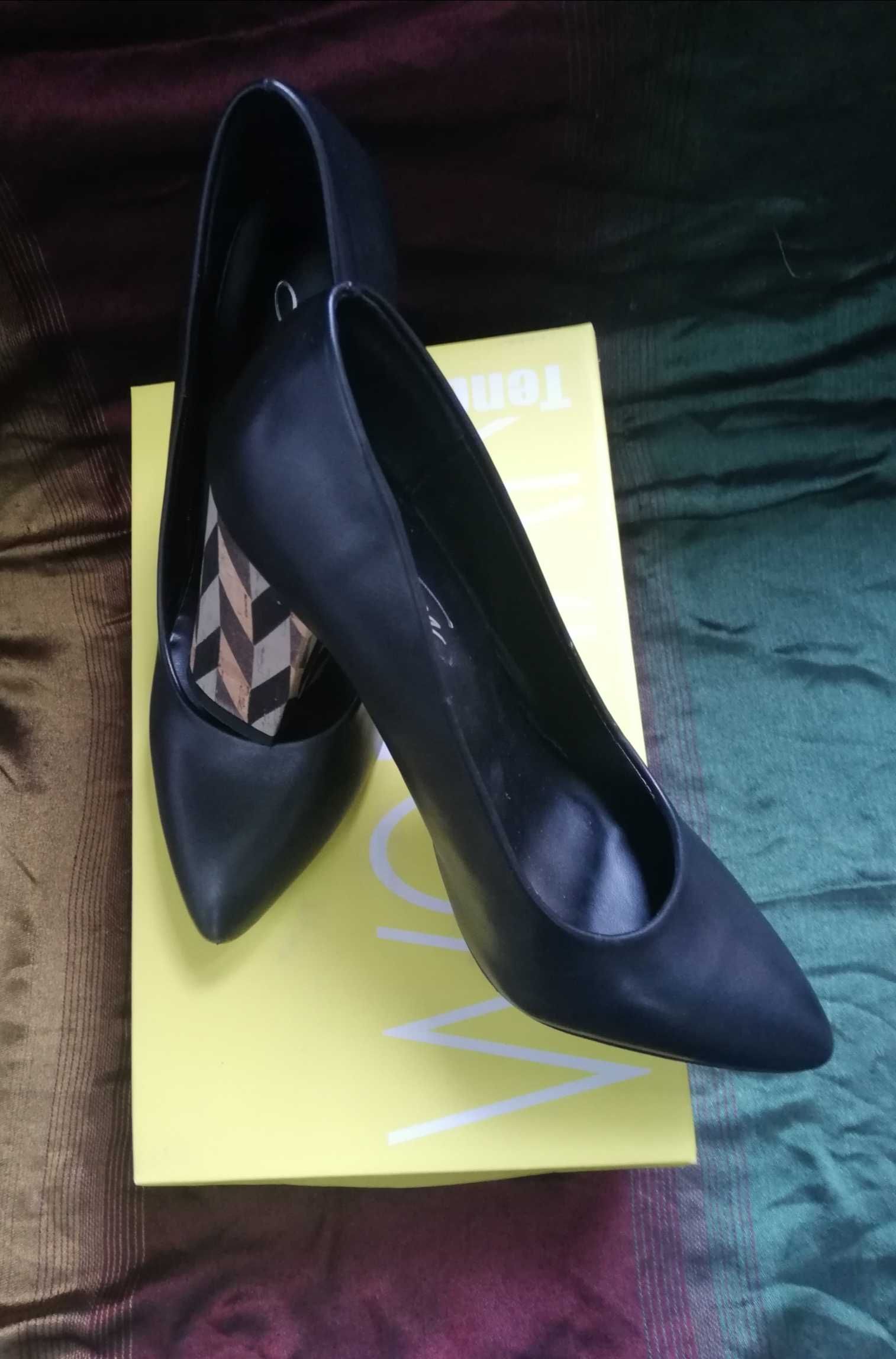 Дамски обувки Tendenz- черни, токът е с различни нюанси на златисто
