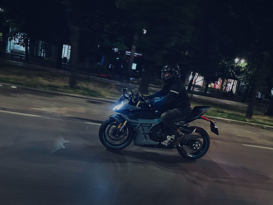 CFMoto 450 SR S 2024 sportiva pentru A2 (48 cp)