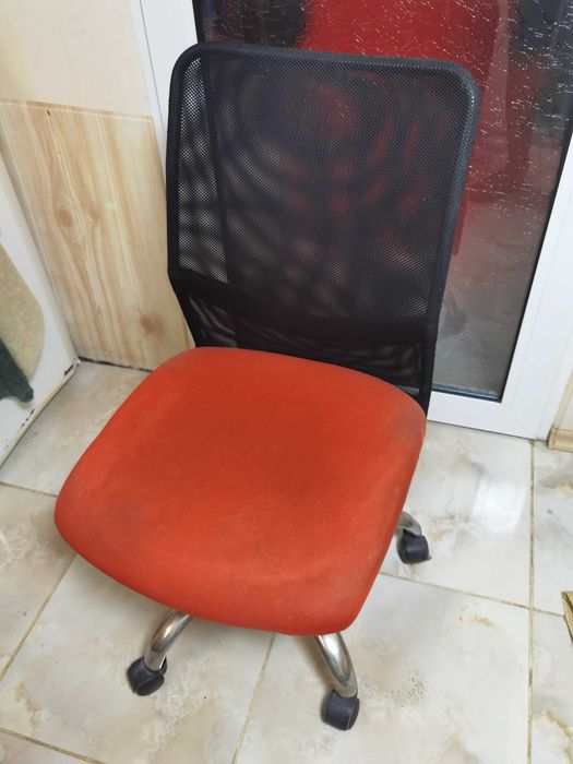 Продавам въртящ стол употребяван