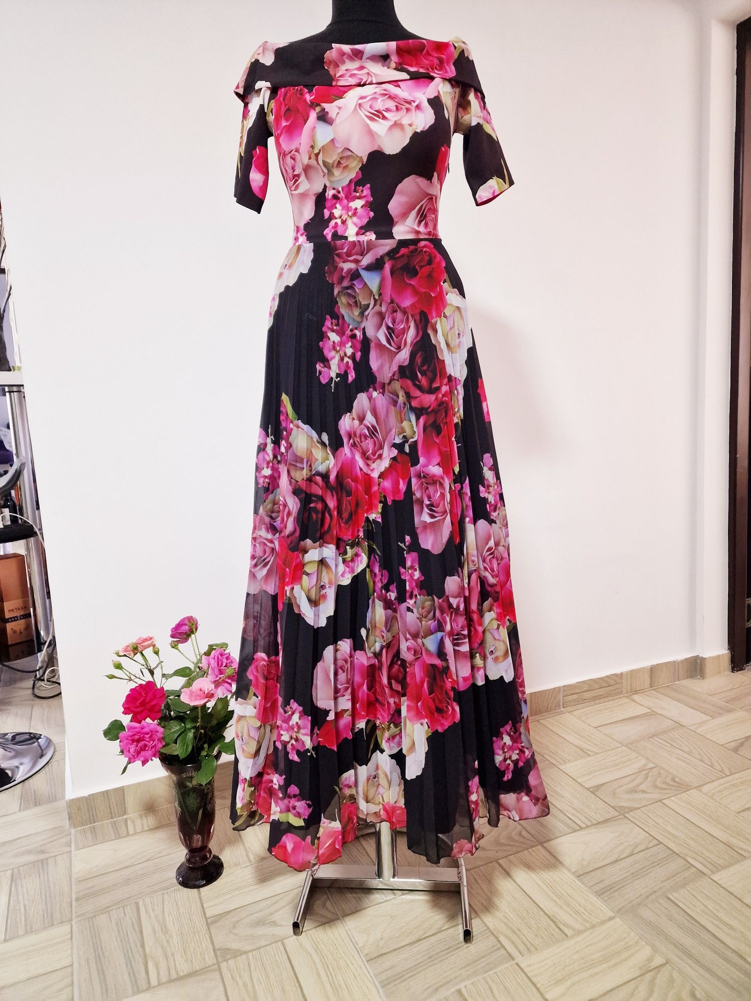 Rochie superba, imprimeu floral, plisata, cu decolteu tip barcuta