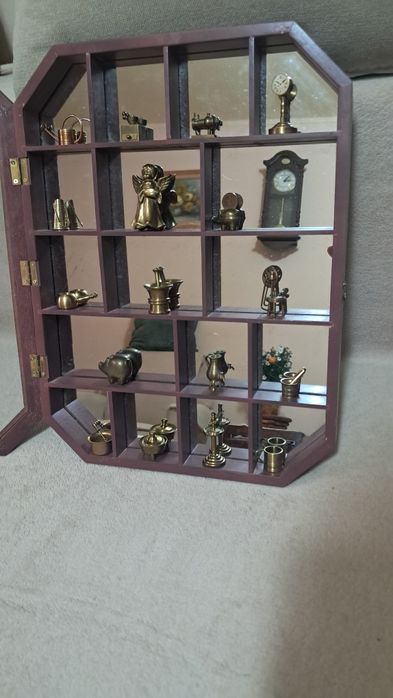 Vitrina cu 17 miniaturi din bronz