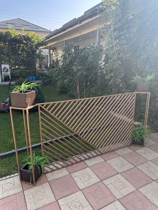 Декоративная напольная подставка для цветов