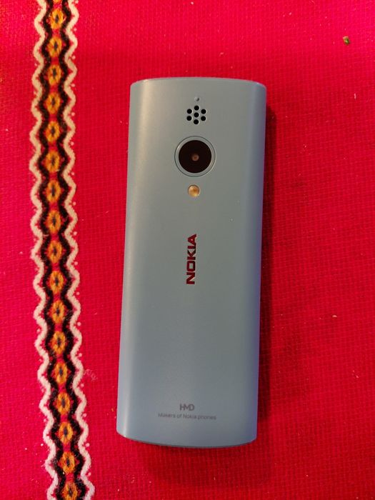 Продавам чисто ново телефон  с копчета!