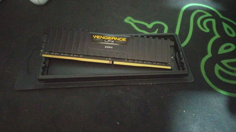 Vand RAM Vengeance LPX ddr4 de 8gb in stare foarte buna