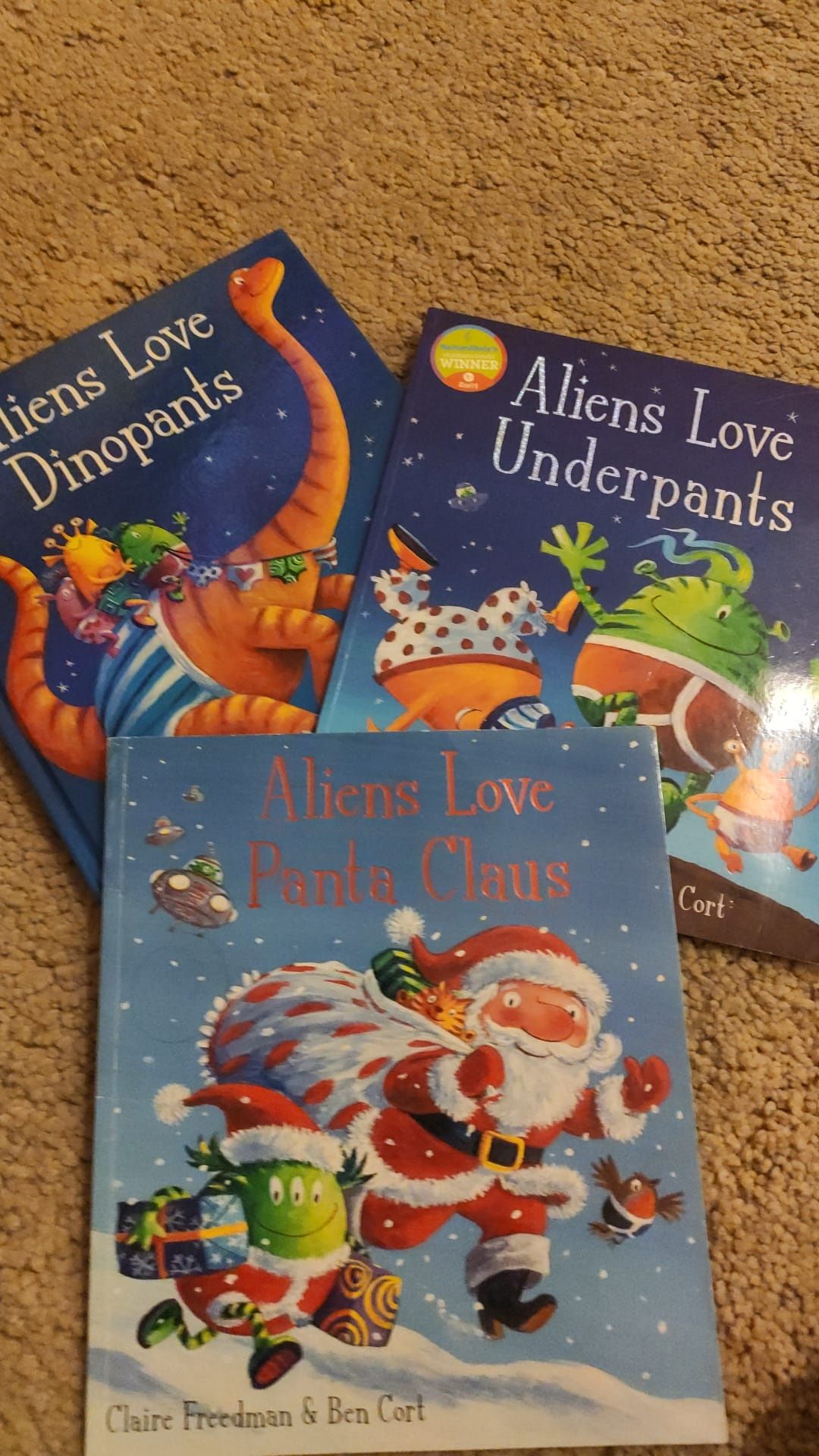 Set 3 cărți in limba engleza "Aliens Love"