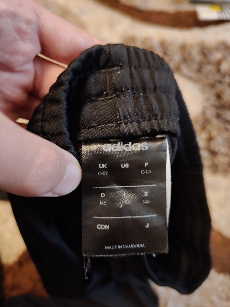 Vând pantaloni de trening Adidas