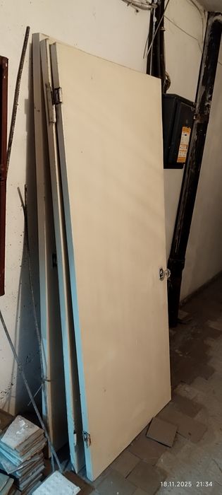 Отдам даром три деревянные двери(советские) хорошие