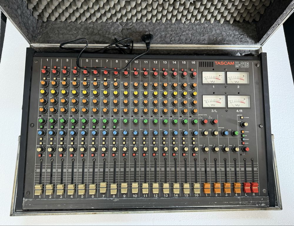 Vand mixer Tascam M-216 + Case