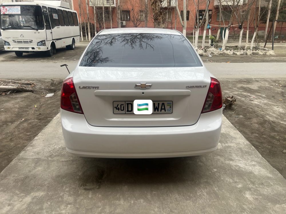 Lacetti 1.8 sotiladi