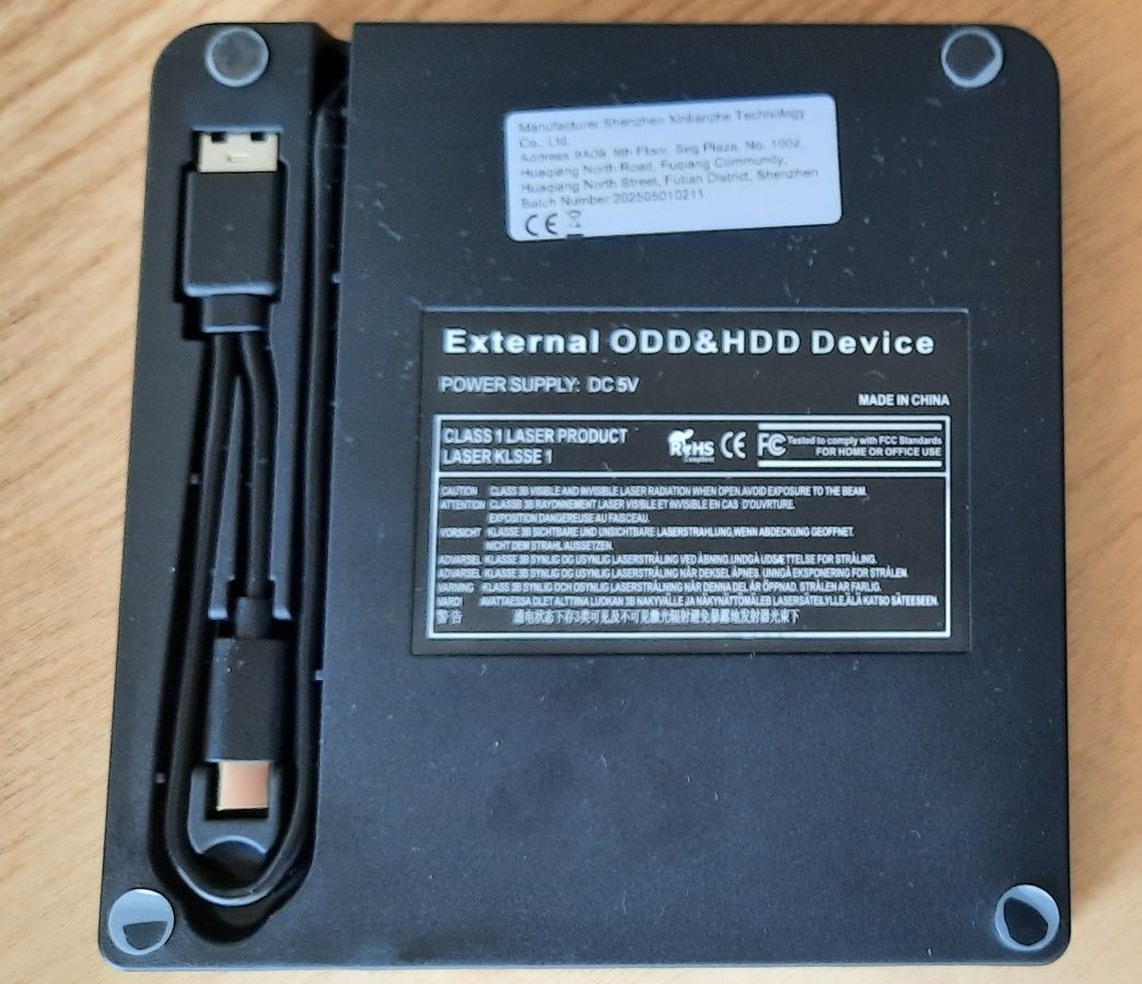 Външно оптично DVD-ROM/CD-RW устройство.