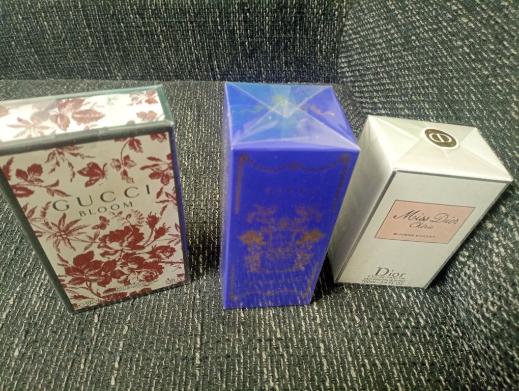 Vand aceste parfumuri sigilate la pachet