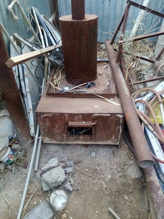 Печь толстостеная с вытяжной трубой, тяжелая для бани, работала