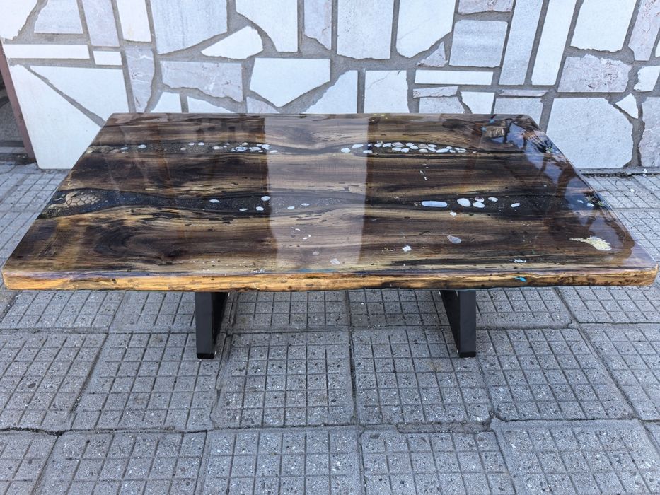 Холна маса от орех и епоксидна смола