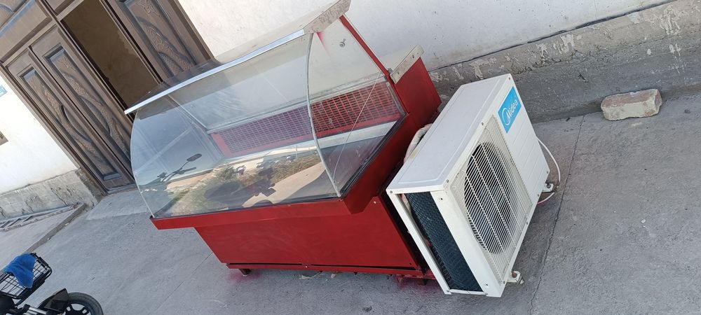 Витринный холодильник.