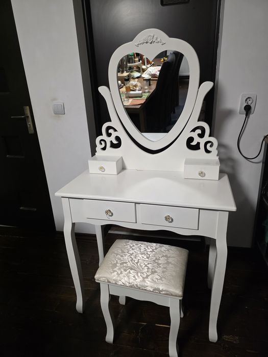 Măsuță de machiaj cu taburet.