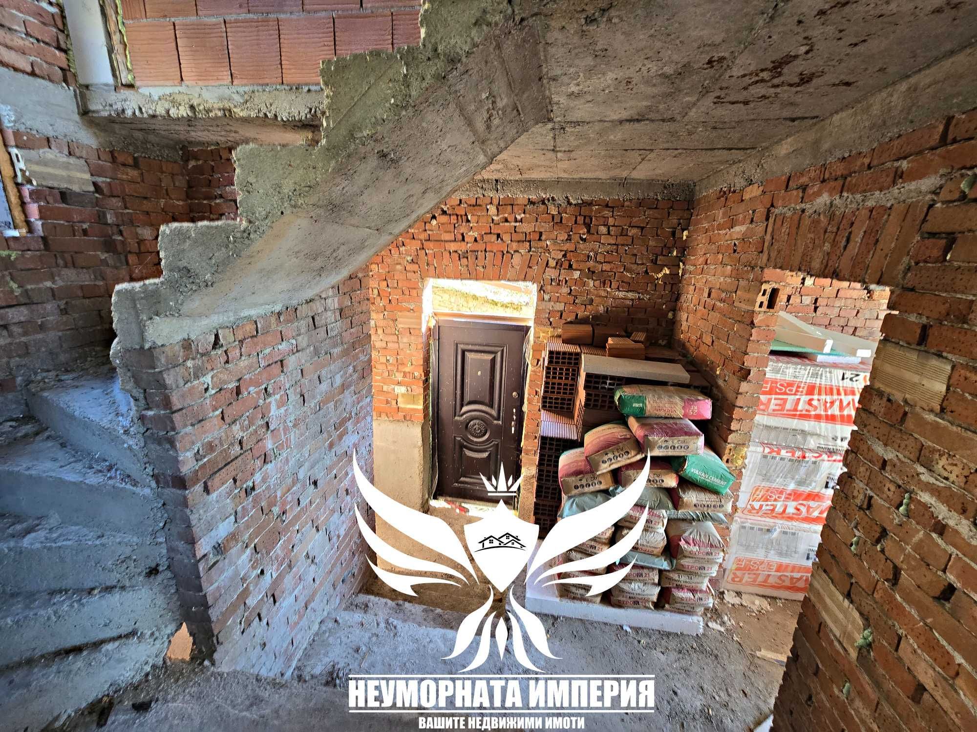 Триетажна къща с гараж и изолация 210РЗП с 564кв двор село Момчиловци