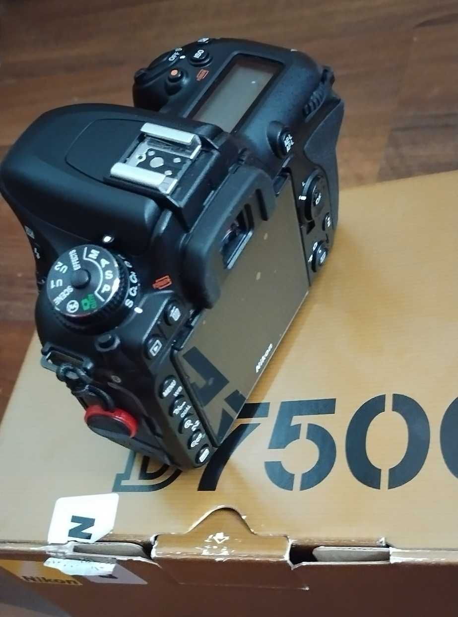 Nikon D7500 la cutie