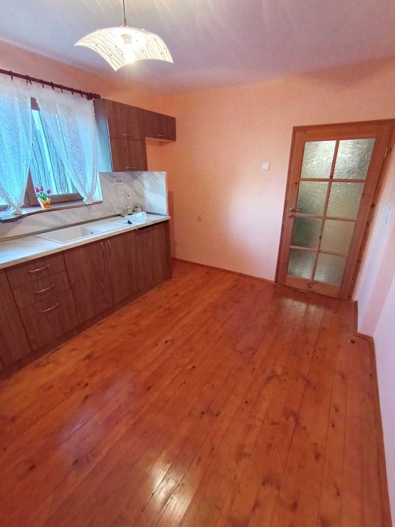 Продава се Къща в с. Ловец, Област Търговище - 1255 кв.м за 54 €/кв.м - Снимка #4