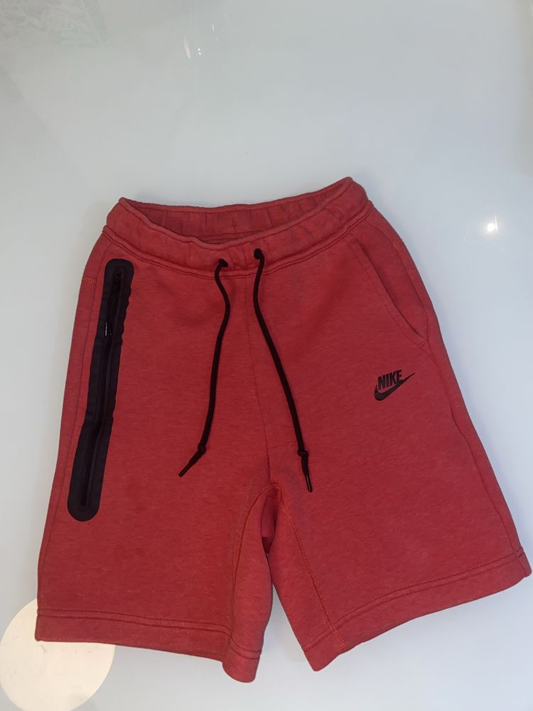 Чисто нови Nike Tech Fleece къси гащи