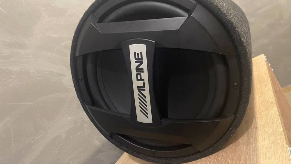 Бас каса Alpine с усилвател